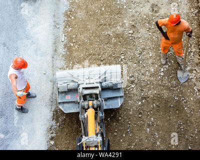 Deux workerson avec construction construction dans la vieille ville de Berne et une pelle, vue aérienne. Banque D'Images