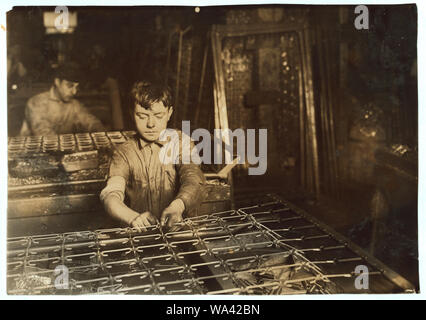 Les garçons reliant bed-springs. 14 et 15 ans. Banque D'Images