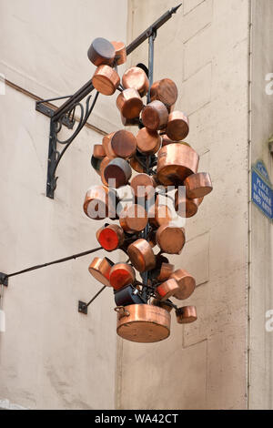 Pots en cuivre et pan sculpture hanging on Place Saint-André des Arts du centre de Paris, France Banque D'Images