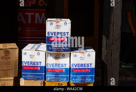 Katmandou, Nepal-November 07,2017 : pile of asian premium lager beer à vendre Banque D'Images