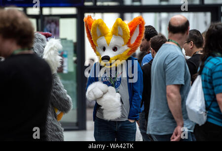 Berlin, Allemagne. Août 17, 2019. Un participant de l'Eurofurence" va à l'hôtel Estrel. La convention annuelle réunit des gens qui ont un penchant pour les costumes de fourrure. Crédit : Paul Zinken/dpa/Alamy Live News Banque D'Images