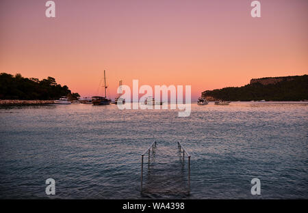 Bateaux dans Kemer Antalya Moonlight Bay au coucher du soleil Banque D'Images