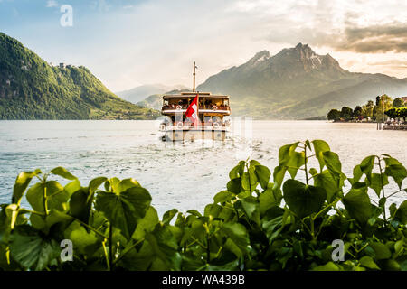 Navire à passagers sur le lac de Lucerne, Suisse Banque D'Images