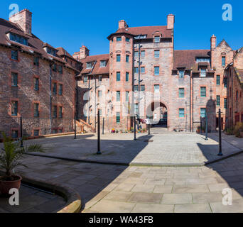 Un exemple de cour bien écossais historique les bâtiments et l'architecture dans la région de Dean Village proche par les eaux de Leith à Édimbourg, Écosse Banque D'Images