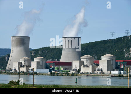 Les tours de refroidissement des centrales nucléaires en France Banque D'Images