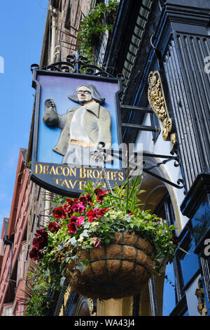 Enseigne de pub pour Deacon Brodies Tavern dans une maison publique Lawnmarket sur le Royal Mile à Édimbourg Banque D'Images