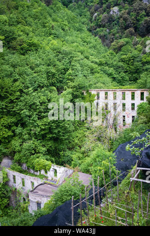 Une usine abandonnée dans la Valle delle Ferriere également connu sous le Vallon des Moulins sentier de marche dans les collines au-dessus d'Amalfi, Italie Campanie Banque D'Images