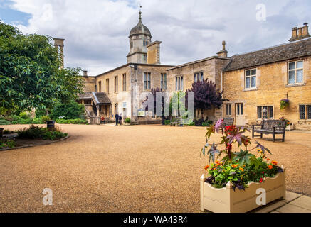 Dans la cour un grand Burghley House English Country House & demeure seigneuriale à l'origine construit pour l'homme d'élisabéthain sir William Cecil Banque D'Images