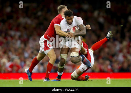 L'Angleterre Courtney Lawes (centre) est abordé par Wales' Dan Biggar et Aaron Shingler pendant le match amical au stade de la Principauté, Cardiff. Banque D'Images