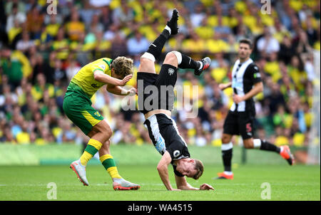 La ville de Norwich Todd Cantwell (à gauche) s'attaque à Newcastle United's Emil Krafth (à droite) au cours de la Premier League match à Carrow Road, Norwich. Banque D'Images