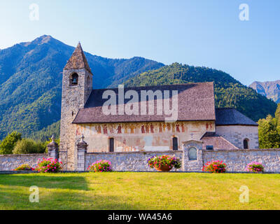 San Vigilio Église et cimetière de Pinzolo, Dolomites, Italie Banque D'Images