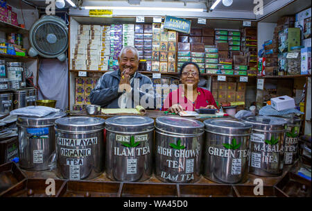 Kathandu Nepal-November, 03,2017 : smiling couple vendre en magasin de thé au Népal Banque D'Images