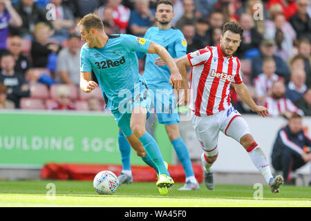 Stoke On Trent, Royaume-Uni. Août 17, 2019. Derby County defender Matthew Clarke (16) au cours de l'EFL Sky Bet Championship match entre Stoke City et Derby County au stade de bet365, Stoke-on-Trent, Angleterre le 17 août 2019. Photo par Jurek Biegus. Usage éditorial uniquement, licence requise pour un usage commercial. Aucune utilisation de pari, de jeux ou d'un seul club/ligue/dvd publications. Credit : UK Sports Photos Ltd/Alamy Live News Banque D'Images