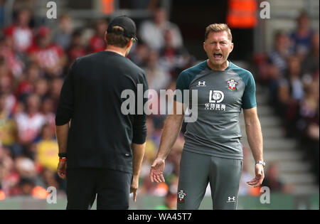 Manager de Liverpool Jurgen Klopp (à gauche) et de Southampton manager Ralph Hasenhuttl au cours de la Premier League match à St Mary, Southampton. Banque D'Images