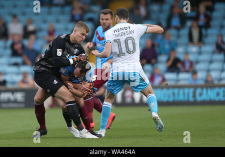 Scunthorpe, UK. Août 17, 2019. Le gardien de Scunthorpe en collision avec son coéquipier Rory Watson et Rory McArdle au cours de la Sky Bet League un match entre Scunthorpe United et Crawley Town à l'exploitation des sables bitumineux en stade Lieu Scunthorpe. 17 août 2019. Des photos au téléobjectif : Crédit/Alamy Live News Banque D'Images