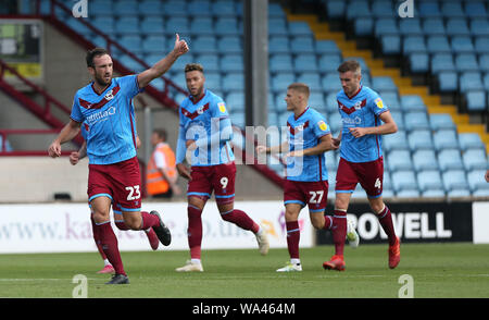 Scunthorpe, UK. Août 17, 2019. Scunthorpe's Rory McArdle célèbre marquant l'égaliseur 1-1 au cours de la Sky Bet League un match entre Scunthorpe United et Crawley Town à l'exploitation des sables bitumineux en stade Lieu Scunthorpe. 17 août 2019. Des photos au téléobjectif : Crédit/Alamy Live News Banque D'Images