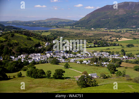 Le Village de Braithwaite du sentier menant au Wainwright 'Barrow' dans le Parc National du Lake District, Cumbria, England, UK. Banque D'Images