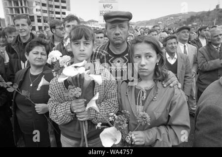 L'Albanie, Vlora, avril 1997, une manifestation en mémoire de la tragédie de la Canal d'Otrante (28 mars 1997), lorsque le navire militaire italien Sibilla accidentellement percuté le bateau de patrouille albanais je Katër Radës chargé avec les réfugiés fuyant la guerre civile, à l'origine d'environ 83 morts et disparus. Banque D'Images