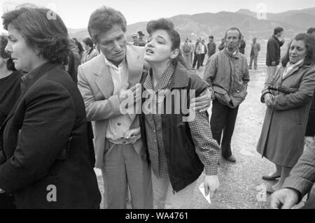 L'Albanie, Vlora, avril 1997, une manifestation en mémoire de la tragédie de la Canal d'Otrante (28 mars 1997), lorsque le navire militaire italien Sibilla accidentellement percuté le bateau de patrouille albanais je Katër Radës chargé avec les réfugiés fuyant la guerre civile, à l'origine d'environ 83 morts et disparus. Banque D'Images