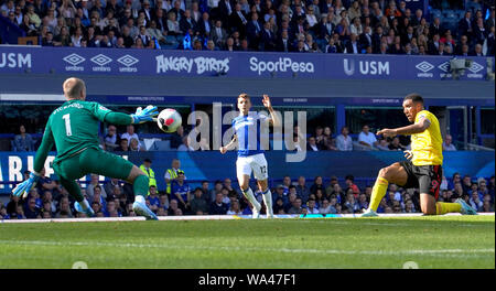 Troy Deeney de Watford (à droite) a une chance au but sauvé par le gardien d'Everton Jordan Pickford (à gauche) au cours de la Premier League match à Goodison Park, Liverpool. Banque D'Images