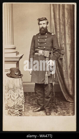 Le général de brigade John White Kimball de Co. B, 15e Régiment d'infanterie du Massachusetts, et 53e Régiment d'infanterie du Massachusetts en uniforme à l'épée] / J.C. Moulton, artiste photographe Banque D'Images