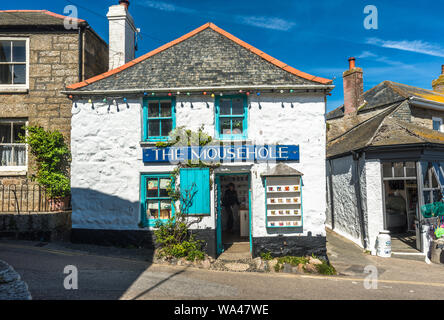 Mousehole les cadeaux au centre du village, Mousehole, Cornwall, England, UK Banque D'Images