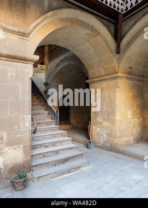 La lumière du jour extérieur tourné d'escalier qui jusqu'menant à caravansérail - Wikala - de Bazaraa, adapté dans le district de Gamalia, cité médiévale Le Caire, Egypte Banque D'Images