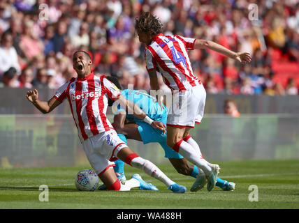 Derby County's Florian Jozefzoon fautes Stoke City's Tom Ince et reçoit un carton jaune durant le match de championnat Skybet au stade de Bet365, Stoke. Banque D'Images