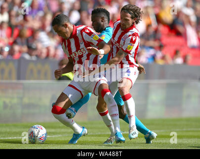 Derby County's Florian Jozefzoon fautes Stoke City's Tom Ince et reçoit un carton jaune durant le match de championnat Skybet au stade de Bet365, Stoke. Banque D'Images