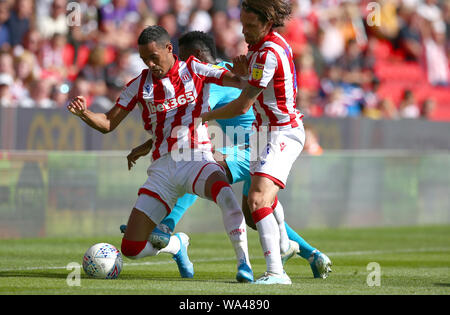 Derby County's Florian Jozefzoon fautes Stoke City's Tom Ince et reçoit un carton jaune durant le match de championnat Skybet au stade de Bet365, Stoke. Banque D'Images