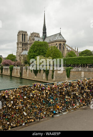 Pont de l'Archeveche bridge avec cadenas d'amour et de la cathédrale Notre-Dame. Paris, France Banque D'Images