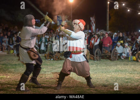 (190817) -- VRANA, 17 août 2019 (Xinhua) -- des gens habillés en costumes traditionnels act dans une bataille au cours de la 5ème Festival des Chevaliers dans Mestrovicev Vrana, Han en Croatie le 16 août 2019. Le festival rassemble l'histoire médiévale à la vie, avec des camps médiévaux, tournois de joutes médiévales, les arts, l'artisanat, et de la cuisine. Dino (Stanin/Pixsell/document via Xinhua) Banque D'Images