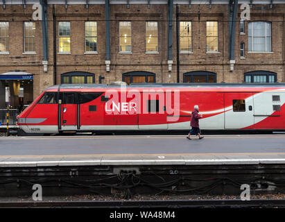 Passager à London Kings Cross à propos à bord d'un train passant à Leeds LNER une MK 4 DVT sur l'arrière d'un Intercity 225 Banque D'Images