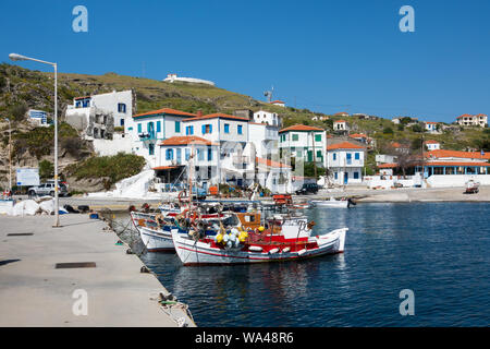 28 avril 2019 - Grèce - Agios Efstratios, vue sur le port pittoresque d'Ai Stratis island, Grèce Banque D'Images