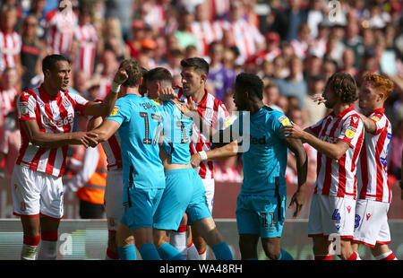 Les joueurs clash après Derby County's Florian Jozefzoon encrassé Stoke City's Tom Ince Skybet durant la finale du championnat au stade de Bet365, Stoke. Banque D'Images