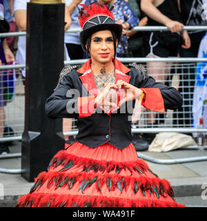 Les participants dans des tenues colorées au Pride Parade à Londres, London, UK Banque D'Images