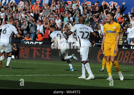 Swansea, Pays de Galles, Royaume-Uni. 17Th Aug 2019. Borja Baston de Swansea City frappe au but et marque son 3ème but au cours des côtés Sky Bet Championship match entre la ville de Swansea et Preston North End au Liberty Stadium de Swansea, le samedi 17 août 2019. Usage éditorial uniquement, licence requise pour un usage commercial. Photographie peut uniquement être utilisé pour les journaux et/ou à des fins d'édition de magazines. (Crédit : Jeff Thomas | MI News) Credit : MI News & Sport /Alamy Live News Banque D'Images