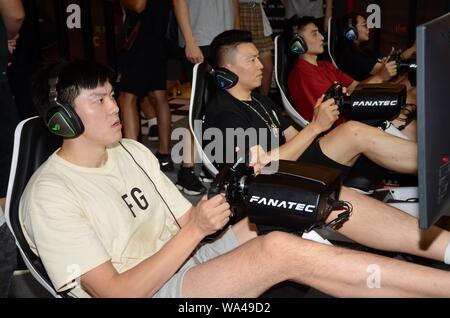 Luo Hanchen, droite, Li Gen, milieu, et Dong Hanlin, gauche, les joueurs de basket-ball professionnel chinois de Shanghai Sharks, apparaissent au lieu d'appuyer F1 Série ESports Championnat de Chine à Shanghai, Chine, 16 août 2019. Li Gen, Luo Hanchen, et Dong Hanlin, joueurs de basket-ball chinois Shanghai Sharks, apparaissent au lieu d'appuyer F1 Série ESports Championnat de Chine à Shanghai, Chine, 16 août 2019. Banque D'Images