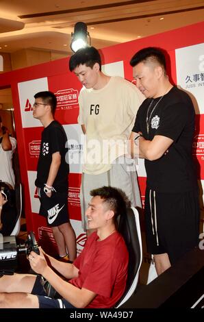 Luo Hanchen, la séance un, Li Gen, droite, et Dong Hanlin, l'une en blanc, les joueurs de basket-ball professionnel chinois de Shanghai Sharks, apparaissent au lieu d'appuyer F1 Série ESports Championnat de Chine à Shanghai, Chine, 16 août 2019. Li Gen, Luo Hanchen, et Dong Hanlin, joueurs de basket-ball chinois Shanghai Sharks, apparaissent au lieu d'appuyer F1 Série ESports Championnat de Chine à Shanghai, Chine, 16 août 2019. Banque D'Images