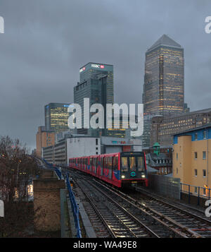 Westferry, KeolisAmey London Docklands Light Railway 91  + 162  + 85 arrivant avec un service bancaire lié avec canary wharf derrière Banque D'Images