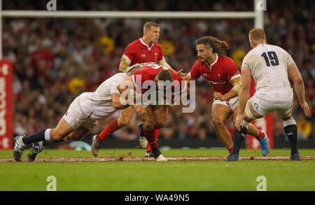 Principauté Stadium, Cardiff, Glamorgan, Pays de Galles, Royaume-Uni. 17Th Aug 2019. International Rugby Test Match contre le Pays de Galles, Angleterre ; Elliot Dee de galles est abordé par Joe Marler de l'Angleterre - éditorial uniquement. Credit : Action Plus Sport Images/Alamy Live News Banque D'Images