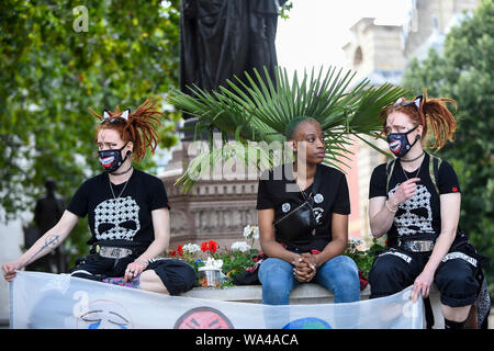 Londres, Royaume-Uni. 17 août 2019. Les participants à une manifestation pour les droits des animaux écouter des discours dans la place du Parlement. Crédit : Stephen Chung / Alamy Live News Banque D'Images