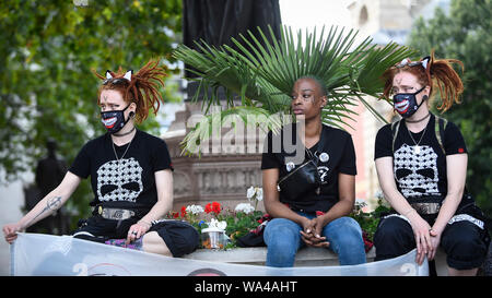 Londres, Royaume-Uni. 17 août 2019. Les participants à une manifestation pour les droits des animaux écouter des discours dans la place du Parlement. Crédit : Stephen Chung / Alamy Live News Banque D'Images