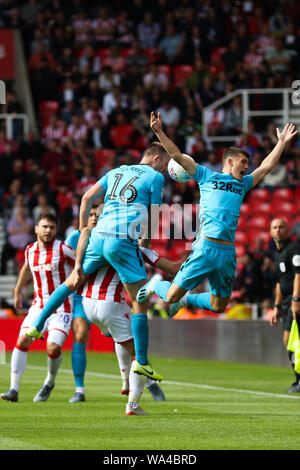 Stoke On Trent, Royaume-Uni. Août 17, 2019. Derby County defender Matthew Clarke (16) à la tête de la balle comme milieu de terrain de Derby County Jason Knight (38) baisse fortement au sol au cours de l'EFL Sky Bet Championship match entre Stoke City et Derby County au stade de bet365, Stoke-on-Trent, Angleterre le 17 août 2019. Photo par Jurek Biegus. Usage éditorial uniquement, licence requise pour un usage commercial. Aucune utilisation de pari, de jeux ou d'un seul club/ligue/dvd publications. Credit : UK Sports Photos Ltd/Alamy Live News Banque D'Images