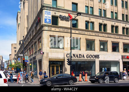 Montréal, Canada - le 10 août 2019 : Canada Goose store dans le bâtiment avec la station de télévision de Montréal à l'échelle mondiale sur la rue Sainte-Catherine. Bernache du Canada est un Canadi Banque D'Images