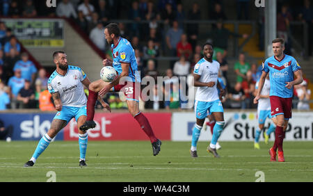 Scunthorpe, UK. Août 17, 2019. Crawley Town's Ollie Palmer et Scunthorpe's Rory McArdle au cours de la Sky Bet League un match entre Scunthorpe United et Crawley Town à l'exploitation des sables bitumineux en stade Lieu Scunthorpe. 17 août 2019. Des photos au téléobjectif : Crédit/Alamy Live News Banque D'Images