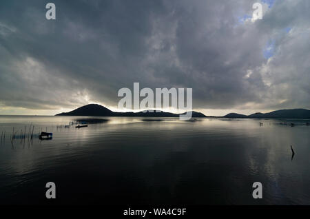 Les nuages de la mousson sur le lac Chilka, Rambha, Odisha, Inde Banque D'Images