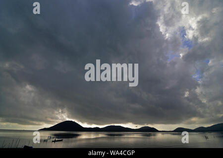 Les nuages de la mousson sur le lac Chilka, Rambha, Odisha, Inde Banque D'Images