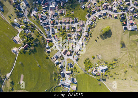 Une vue aérienne d'un petit village suburbian en Alsace, France Banque D'Images