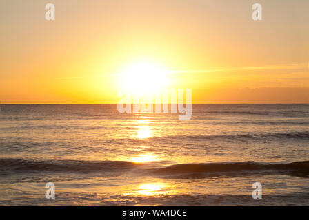 GOLDRUSH : un magnifique lever de soleil d'octobre au large de l'Atlantique sur la plage de Virginie. Banque D'Images